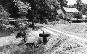 Hochkirch-Niehten. Ehem. Knochenmühle, Mühlsteintisch Rest der Mühle