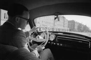 Ein junger Mann am Steuer eines Autos