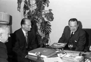 Freiburg: Rathaus, Amerikanischer Botschafter George C. Mc Ghee, Generalkonsul Paul Sweet, Dr. Clark beim Oberbürgermeister