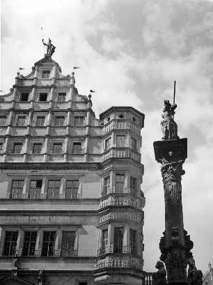 Rothenburg ob der Tauber. Rathaus. Giebel und Erker (nach 1570)