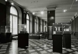 Raumaufnahme (Klingersaal / Empore). Blick zum "Liegenden Christus" (A. 18. Jh.; Permoser-Umkreis)