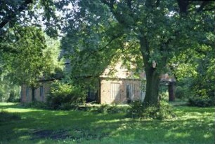 Trittauer Straße: Villa: Giebelseite: Giebel mit Vorkragung und Fachwerk, Gefache mit Ziermauerwerk: rechts zurückkragende Hausecke mit Pfeiler: links Traufseite
