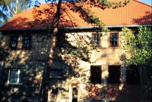 Fachwerkhaus neben der Kirche während der Sanierung; Dach neu gedeckt, neue Fenster