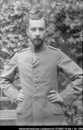 Aufnahme eines unbekannten Mannes in Uniform