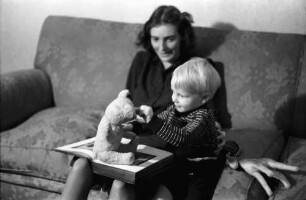 Bukarest: Söhnchen [Festenberg] mit Mama, dunkles Kleid und Buch