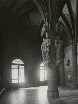 Frankfurt, Rathaus : Frankfurt. Römer (Rathaus). Römerberg 21. Standessäule und Eingangstüren im Vestibül