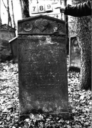 Grabstein 789 (Index: 99751537) Material: Sandstein Zustand: leicht verwittert und beschädigt Maße HxBxT: 122x53x9 cm Beschreibung: Stele, giebelartiger Abschluß Symbolik: Levitenkanne mit Schale, Herz, Scheibenfries, Zahnfries: Grabstein 789