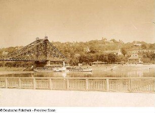 Dresden-Loschwitz, "Blaues Wunder" und "Dampfer Dresden" : Dresden-Loschwitz. Stadtteilansicht mit Restaurant "Luisenhof". Blick vom Blasewitzer Ufer über die Elbe mit Loschwitzer Brücke ("Blaues Wunder") und Personen-Seitenraddampfer "Dresden" (1926, Werft Laubegast) nach Norden