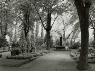 Heidenau (Kreis Pirna)-Mügeln. Nordfriedhof (wohl um 1900 angelegt). Grabanlagen und Denkmal für die Gefallenen des 1. Weltkrieges