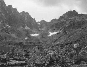 Im Gebirge : Blick in ein durch einen Gletscher geformtes Gebirgstal mit See. Im Hintergrund hohe Berge