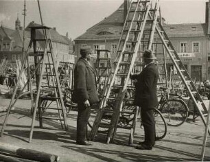 Auf dem Marktplatz wird mit Leitern gehandelt