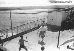Tennisspiel an Bord : Passagiere spielen Tennis