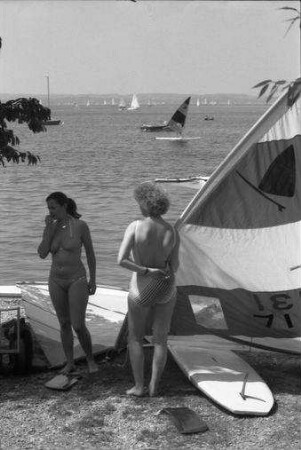Herrsching: Betrieb am See, Windsurfing