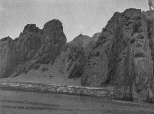 Felsen : Felsen mit Erosionsspuren an einem Fluss im Tian Shan Hochgebirge