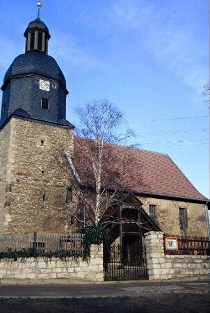 Blick auf die Dorfkirche von Süden; mächtiger Turm; Kirchhofsmauer