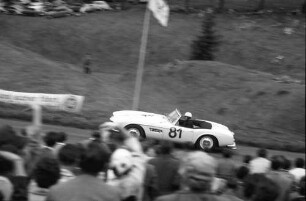 Schauinsland-Rennstrecke: Holzschlägermatte; Rennwagen Nr. 81; Helm Glöckler; BMW
