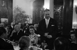 Freiburg: Kaufhaussaal; Nato-Konferenz; Ministerpräsident Kiesinger am Tisch sprechend