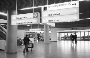Frankfurt: Flughafen; Deutsche Bahn-Informationsschilder am S-Bahn Eingang