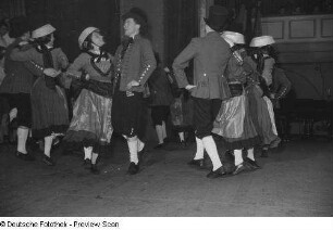 Tanzende Paare in Tracht auf der Bühne bei der Endveranstaltung des Kreisausscheides der Volkskunst