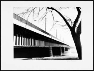 Neuss. Straßenbrücke, die von Düsseldorf über den Rhein nach Neuss führt