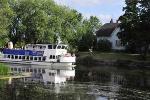Örebro - Ausflugsschiff auf einem Kanal : Ein Ausflugsschiff fährt auf einem Kanal. Aufgenommen am 26. Juli 2012 in Örebro