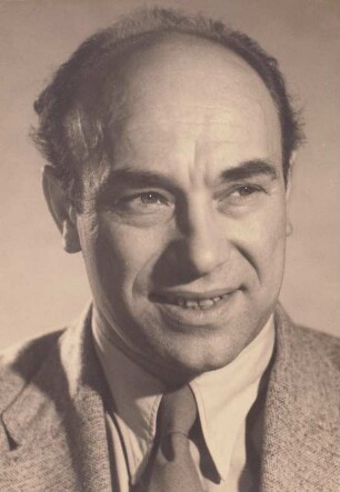 Porträt Eduard Claudius (1911-1976; Dichter, Spanienkämpfer). Fotografie 1955. Dresden: Deutsche Fotothek