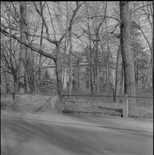 Villa "Emmaus". Ansicht von der Straße mit Einfriedung