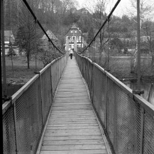 Wolkenburg (Kreis Glauchau), bei Mühlenstraße 7. Fußgängerbrücke (Hängebrücke, Baujahr 1957) über die Zwickauer Mulde