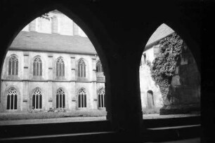 Alpirsbach: Klosterhof durch Spitzbogen