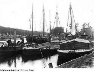 Warnemünde. Lastkähne und Segelboote im Hafen