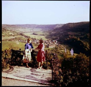 Langenburg: Jagsttal von der Terrasse des Schlosscafés, mit zwei Mädchen blau und rot