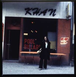 Frau vor einer Billard-Bar