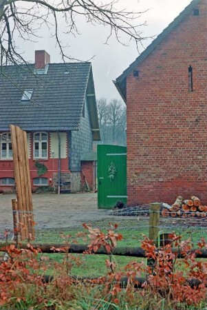Sattenfelde: Forstweg 13: Forsthaus: traufständige Eingangsfront, Teilansicht: rechts giebelständiges Wirtschaftsgebäude [angeschnitten]: Hof, vorne Zaun