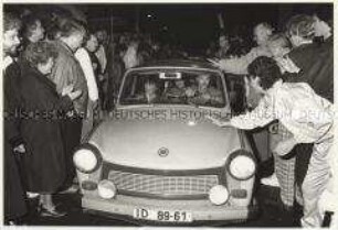 DDR-Bürger passieren die Grenze zu West-Berlin
