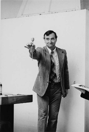 Werner Schmidt, Direktor des Kupferstich-Kabinetts der Staatlichen Kunstsammlungen Dresden, als Auktionator auf der Kunstversteigerung zugunsten der Renovierung des Museums