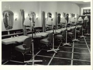 Friseursalon : Blick in einen neuen Friseursalon, Bedienplätze mit Waschtischen, Spiegeln, Trockenhauben und Stühlen