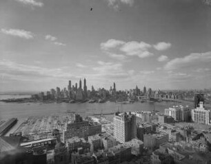 New York, Blick über den East River mit Brooklyn Bridge auf Manhattan