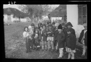 Domnetal (=Tal des Râul Doamnei, Fluss in Rumänien): Kinderschar in einer Ortschaft