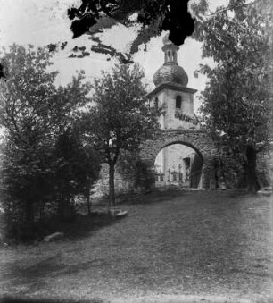 Dorfkirche mit Eingangstor zum Kirchhof