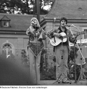 Monika Hauff und Klaus- Dieter Henkler während eines Auftritts in der "Jungen Garde" im Dresdner Großen Garten