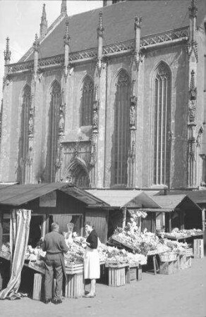 Würzburg: Marienkirche, Ausschnitt, mit Markt im Vordergrund