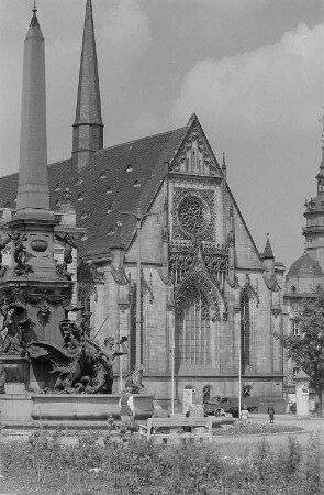 Ansicht der Paulinerkirche, im Vordergrund der Mendebrunnen