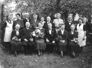 Roßwein. Silberhochzeitsgesellschaft des Sattlermeisters A. H. im Garten des Wohnhauses