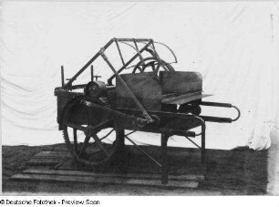 Mobile Strohpresse, eingerichtet für Fremdantrieb über Riementrieb (um 1920; Firma Künzel-Kleinod). Schrägansicht (Beschickungsseite) mit Zahntrieb und Kurbeltrieb