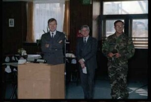 Fotografie: Besuch von Eberhard Diepgen, Regierender Bürgermeister von Berlin, in den McNair Barracks in Berlin-Lichterfelde