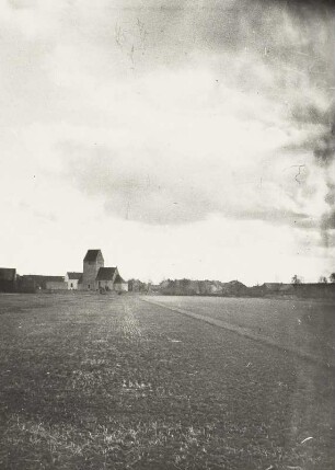 Kleinpösna-Hirschfeld, Ortsansicht : Kleinpösna-Hirschfeld. Ortsansicht mit Dorfkirche von Nordwesten