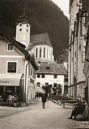 Hallstatt/Österreich. Blick zur Katholischen Kirche, rechts die Evangelische Kirche