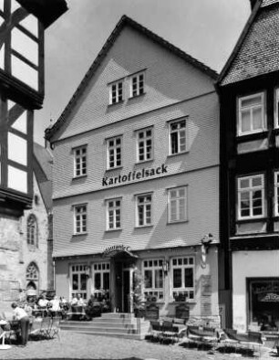 Fachwerkhaus; Alsfeld, Kirchplatz 2