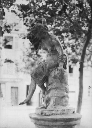 Denkmal mit weiblicher Figur mit Füllhorn