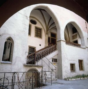 Regensburg. Haus Heuport. Blick zum Treppenaufgang zur Hauskapelle